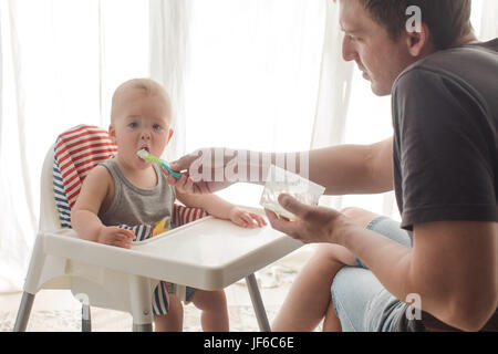 Vater Fütterung kleiner Sohn Stockfoto