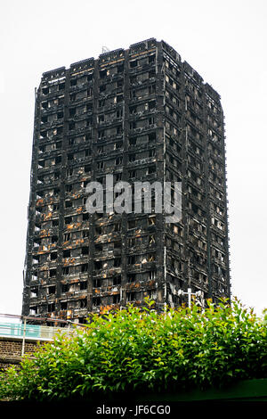 Die verbrannten Überreste & Verwüstung verursacht durch Feuer, das durch das Grenfell Hochhaus Hunderte obdachlos und viele Tote gerissen oder fehlt. Stockfoto