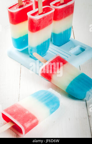 Eis. Patriotische rot weiß blau Eis am Stiel für 4. Juli Urlaub auf weißer Holztisch. Textfreiraum Stockfoto