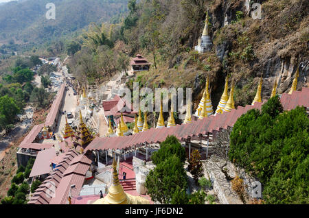 Überdachten Treppen zu Höhlen mit Bhuddha Statuen, Piindaya, Myanmar, Stockfoto