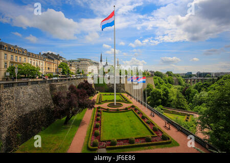 Luxemburger Kennzeichen im Park an der Place De La Verfassung, Stadt Luxemburg, Großherzogtum Luxemburg, Europa, Luxemburger Nationalflagge i Stockfoto