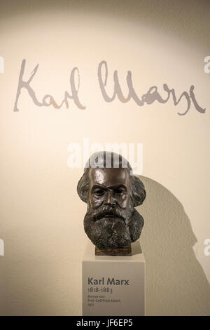 Büste von Karl Marx in der Karl-Marx-Haus, Geburtsort von Karl Marx, Trier, Rheinland-Pfalz, Deutschland, Europa, BŸste von Karl Marx Im Karl-Marx-Haus, Stockfoto