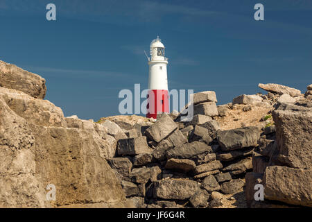 Portland Bill Leuchtturm an einem schönen Sommertag, Darstellung der Steinbrüche Fels und Geröll Bildung im Vordergrund mit einem klaren blauen Himmel. Stockfoto