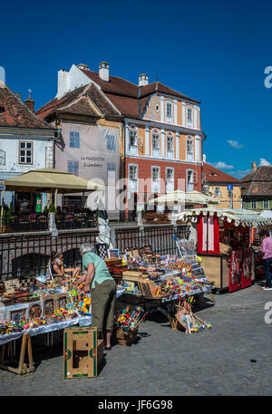 Sovenir Ständen und historischen mittelalterlichen Häusern auf einem kleinen Platz, historische Zentrum von Sibiu Stadt der Region Transsilvanien, Rumänien Stockfoto