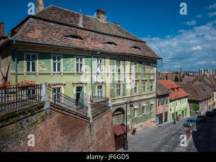 Ehemaligen Gasthaus Zur Wirtschaftsministerium Krone (ungarische Krone) und Casa Astronomului Guest House in Burgergasse Straße im historischen Zentrum von Sibiu Stadt, Rumänien Stockfoto