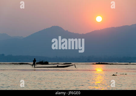 Sonnenuntergang über Inle See, Taunggyi, Shan, Myanmar (Burma) Stockfoto