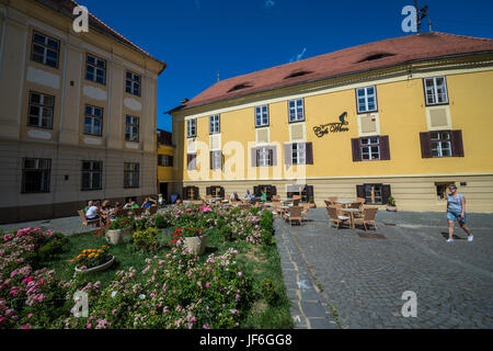 Bezirk Konsistorium der evangelischen Kirche und Cafe Wien auf einem Albert Huet Platz im historischen Zentrum von Sibiu Stadt der Region Transsilvanien, Rumänien Stockfoto