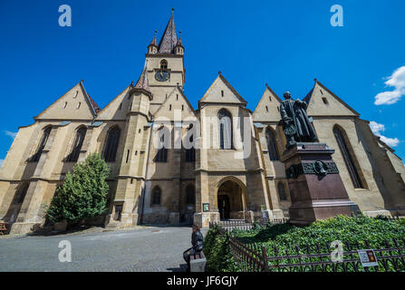 Albert Huet Platz mit der Statue von Bischof Georg Daniel Teutsch und lutherische Kathedrale der Heiligen Maria im historischen Zentrum von Sibiu Stadt, Rumänien Stockfoto