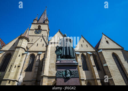 Statue von Bischof Georg Daniel Teutsch vor lutherische Kathedrale der Heiligen Maria auf Albert Huet Platz im historischen Zentrum von Sibiu Stadt, Rumänien Stockfoto