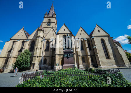 Albert Huet Platz mit der Statue von Bischof Georg Daniel Teutsch und lutherische Kathedrale der Heiligen Maria im historischen Zentrum von Sibiu Stadt, Rumänien Stockfoto