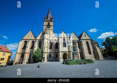 Albert Huet Platz mit der Statue von Bischof Georg Daniel Teutsch und lutherische Kathedrale der Heiligen Maria im historischen Zentrum von Sibiu Stadt, Rumänien Stockfoto