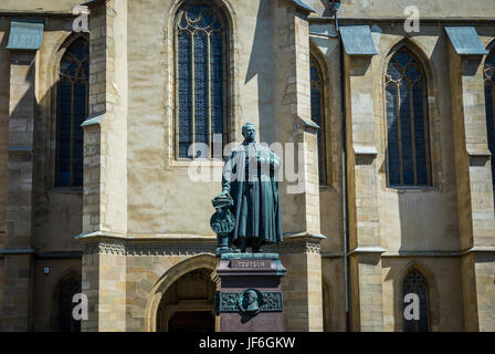 Statue von Bischof Georg Daniel Teutsch vor lutherische Kathedrale der Heiligen Maria auf Albert Huet Platz im historischen Zentrum von Sibiu Stadt, Rumänien Stockfoto