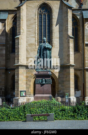 Statue von Bischof Georg Daniel Teutsch vor lutherische Kathedrale der Heiligen Maria auf Albert Huet Platz im historischen Zentrum von Sibiu Stadt, Rumänien Stockfoto