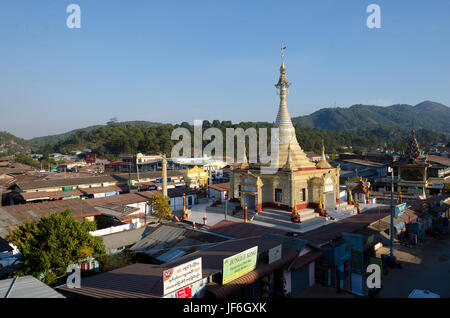 Tempel und Blick über die Innenstadt, Kalaw, Shan, Myanmar (Burma) Stockfoto