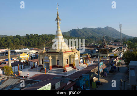 Tempel und Blick über die Innenstadt, Kalaw, Shan, Myanmar (Burma) Stockfoto