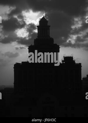 New Orleans, LA USA - Mai 38, 2017 - B&W Silhouette eines Bürogebäudes in der Innenstadt von New Orleans LA Stockfoto