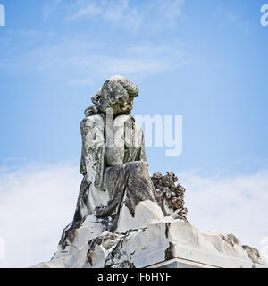 New Orleans, LA USA - 2. Juni 2017 - Statue von Frauen am Grab Stockfoto