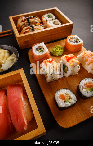 Gemischte Sushi Roll und Sashimi-Platte Stockfoto