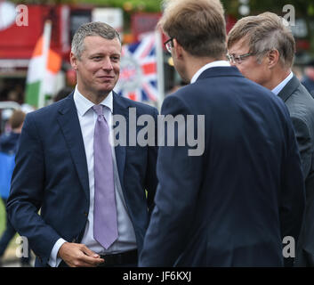 Urheberrechtlich geschütztes Bild von Paul Slater Bilder Ltd -. Armed Forces Day auf Plymouth New Labour MP Luke Pollard im Chat mit Tobias Ellwood und Gary Streeter Stockfoto