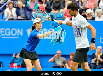 Novak Djokovic (Serbien) spielen sein erste Match auf dem Centrecourt in Devonshire Park, Eastbourne, während die Aegon International 2017 Stockfoto