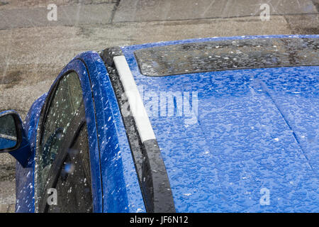 Hagel auf das Fahrzeugdach. Stockfoto