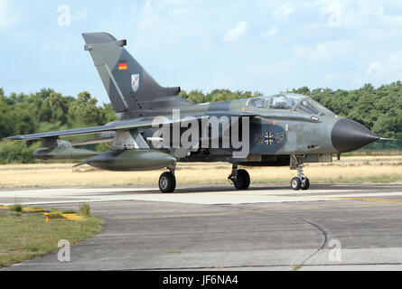 KLEINE BROGEL, Belgien - 20 Juli: Deutsche Luftwaffe Tornado Rollen nach der Landung in Belgien Spotterday am 20. Juli 2005 in Kleine Brogel, Belg Stockfoto