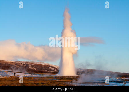 Geysir in Island durchbrechenden im Morgengrauen Stockfoto