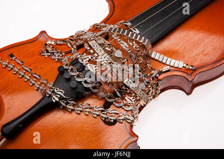 Goldene Armbänder und Violine Stockfoto