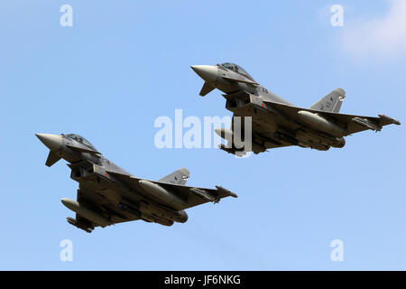 FLORENNES, Belgien - 15. Juni 2017: Zwei spanische Luftwaffe Eurofighter Typhoon Fighter Jets Vorbeiflug. Stockfoto