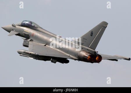 FLORENNES, Belgien - 15. Juni 2017: Italienische Luftwaffe Eurofighter Typhoon Kampfjet abheben Vorbeiflug. Stockfoto