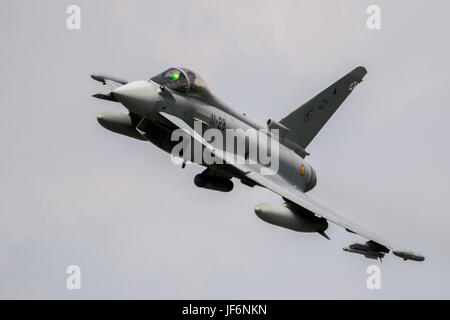 FLORENNES, Belgien - 15. Juni 2017: Spanische Luftwaffe Eurofighter Typhoon Kampfjet-Vorbeiflug. Stockfoto