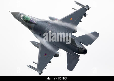 FLORENNES, Belgien - 15. Juni 2017: Belgische Luftwaffe f-16 Kampfjet-Vorbeiflug. Stockfoto