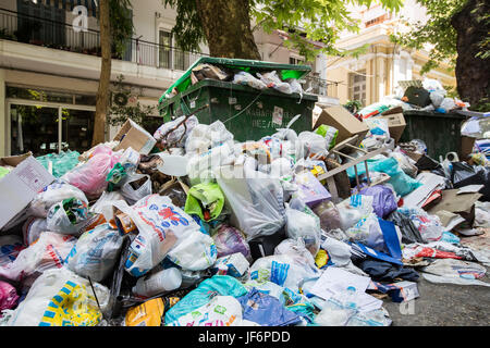 Thessaloniki, Griechenland - 28. Juni 2017: Die Straßen von Thessaloniki sind mit Müll durch Streik bei Garbagecollection gefüllt Stockfoto