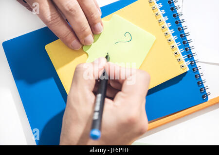 Nahaufnahme von Menschenhand zeichnen Ausrufezeichen auf Hinweis mit Stift, Betriebsstätte Stockfoto