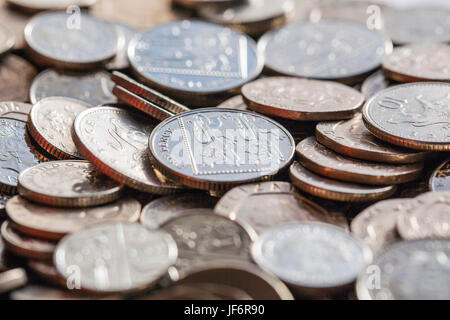 Britische Währung - Kleingeld fünf Pence Münzen. Stockfoto