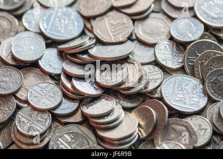 Britische Währung - Kleingeld fünf Pence Münzen. Stockfoto