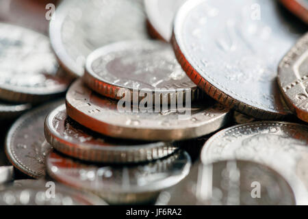 Britische Währung - Kleingeld fünf Pence Münzen. Stockfoto