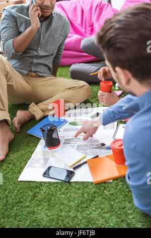 Geschäftsleute, die Arbeiten am neuen Business-Plan im modernen Büro, Geschäft Teamarbeit Stockfoto