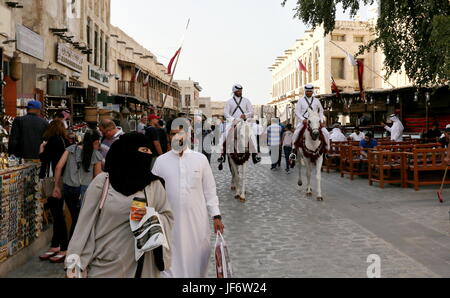 DOHA, Katar - 9. April 2017: Berittene Polizei Pass unter den Käufern im Souq Waqif Markt, zentrale Doha Stockfoto