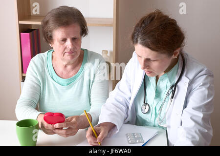 Ältere Patienten Frau und ihr Arzt Stockfoto