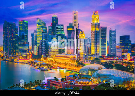 Skyline von Singapur in der Dämmerung.