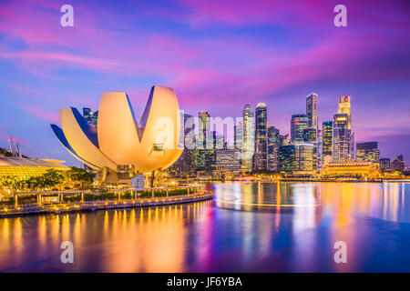 Skyline von Singapur an der Marina. Stockfoto