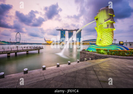 Singapur - 6. September 2015: The Merlion Brunnen an der Marina Bay. Der Merlion ist ein marketing-Symbol als Maskottchen und nationale Personifikation des Si Stockfoto