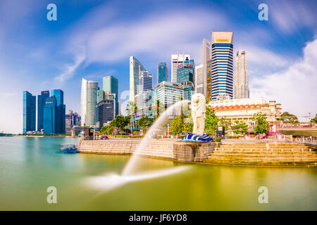 Singapur - 3. September 2015: The Merlion Brunnen an der Marina Bay. Der Merlion ist ein marketing-Symbol als Maskottchen und nationale Personifikation des Si Stockfoto