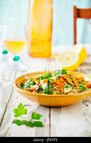 Teller Pasta mit einigen gegrillten Zucchini und Karotten mit Kräutern Stockfoto