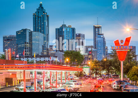 ATLANTA, GEORGIA - 25. Juni 2017: Verkehr Formen an die Uni in der Innenstadt von Atlanta. Die Uni ist eine kultige Fastfood-Restaurant-Kette mit Filialen ein Stockfoto