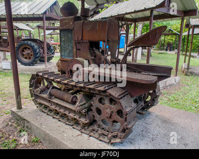 Der Raupentraktor HSC Le Robuste 1933, der auf der Mus‚e Maurice Dufresne ausgestellt wird, ist ein Paradebeispiel für frühe landwirtschaftliche Maschinen, die für schwieriges Gelände entwickelt wurden. Stockfoto
