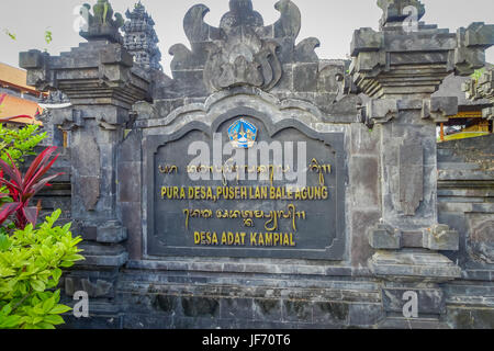 BALI, Indonesien - 11. März 2017: Eine informativen Zeichen auf Stein in Insel Bali, Indonesien. Stockfoto