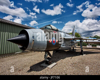 Der English Electric Lightning, ein ikonischer britischer Kampfflugzeug, wird ohne Markierungen in Piet Smits gezeigt. Stockfoto