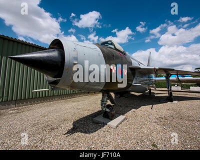 English Electric Lightning, unmarkiert, im Piet Smits ausgestellt, zeigt britische Jet-Kampfflugzeugtechnologie und Geschichte der militärischen Luftfahrt. Stockfoto